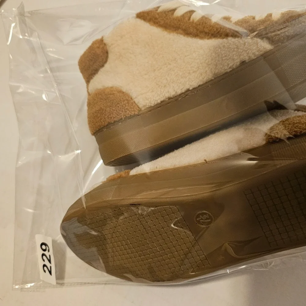 Scoop Faux Fur Sherpa Gum Sole Sneakers Tan Cream NWOB Size 7.5